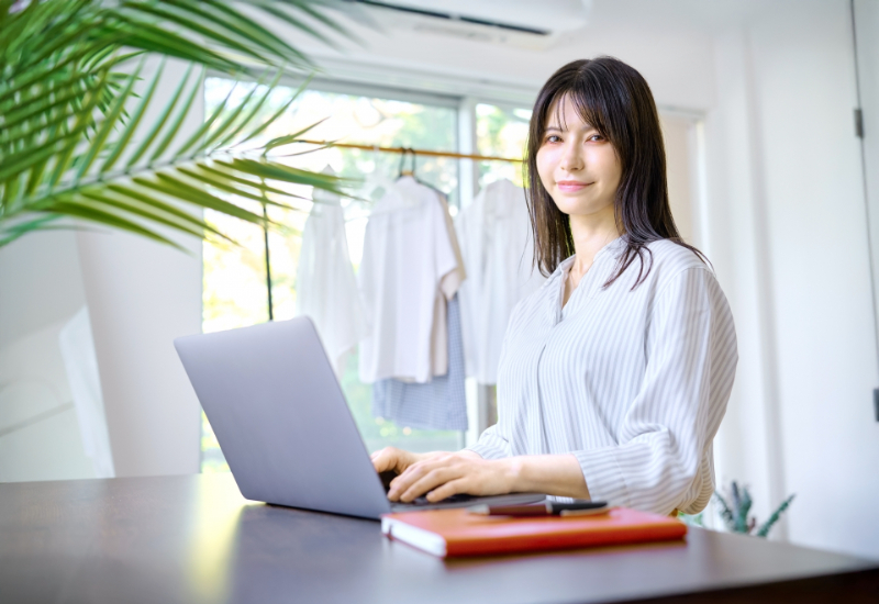 WordPress更新中の女性イメージ