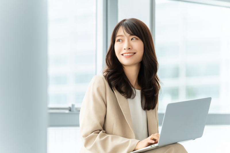 パソコン業務代行作業中の女性イメージ